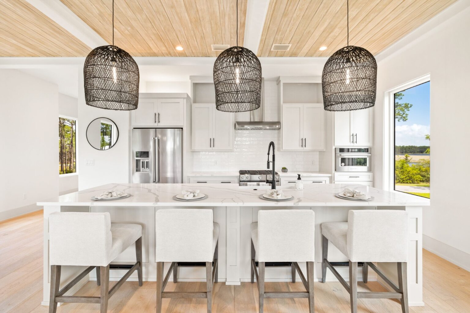 Bright coastal kitchen — Focus Construction